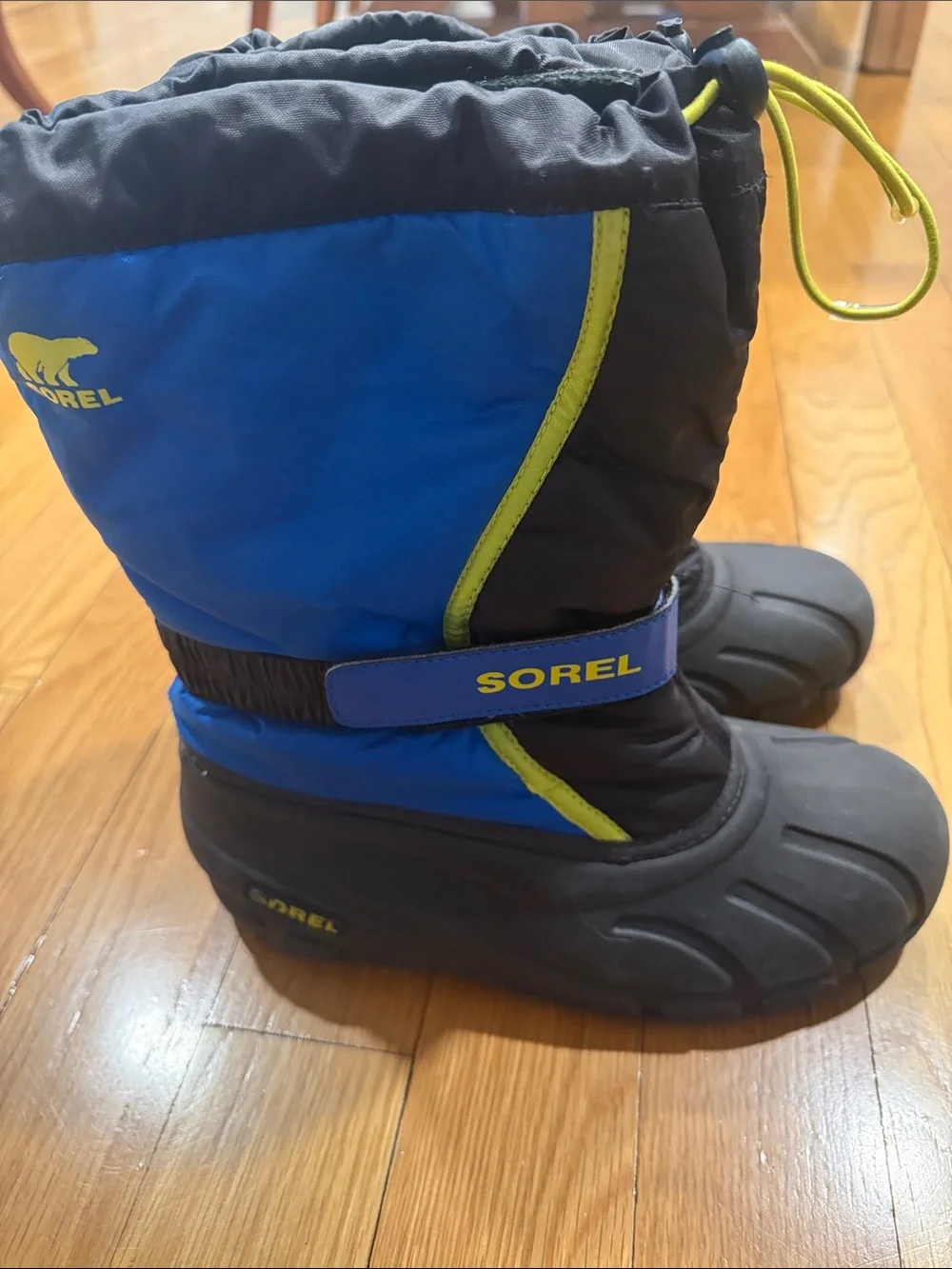 Sorel boys snow boots size 6.